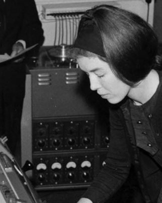 File:Leevers-Rich 8-track tape recorder behind Delia in 1965.jpg