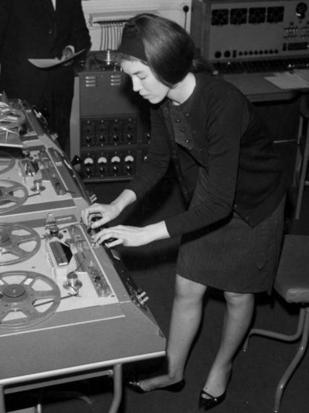 File:Delia cutting tape.jpg